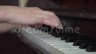 钢琴，双手钢琴演奏音乐.